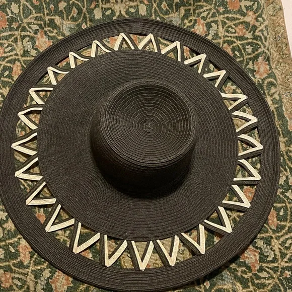 Stylish Black and Cream Women's Hat - Picture 6 of 6